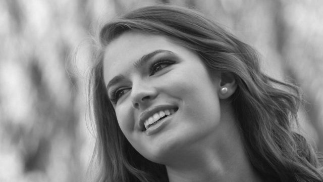 笑顔の女性 歯並びが良い 四角い顎・エラ