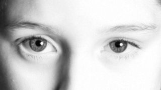 人相学 左右の大きさが異なる目 雌雄眼 の性格特徴を解説 Fortune Media