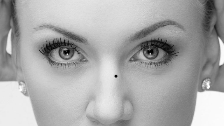 女性の顔 浮気ぼくろ 鼻と目の間
